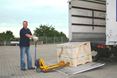  Levering natuursteen: pallets worden uitgeladen