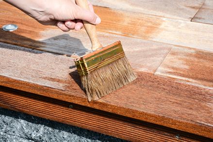Houten vloerdelen zijn bedekt met een glazuurlaag