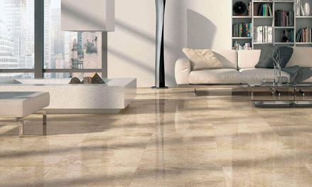 Moderne woonkamer met beige tegels in marmerlook