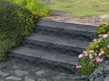 Muurblokken basalt Takeda gebosseerd met bloemen en struiken