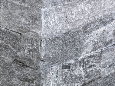 Muurbekleding Gneiss Urban Grey Line op maat gezaagd