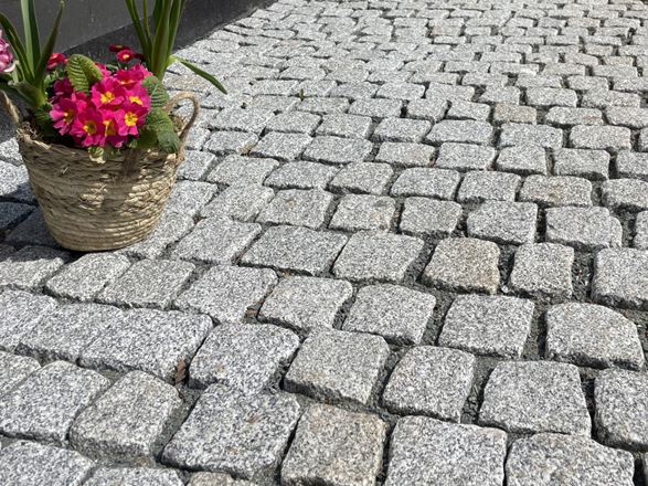 bestrating_steen_graniet zilver_roest_oprijlaan_bij_bloemen