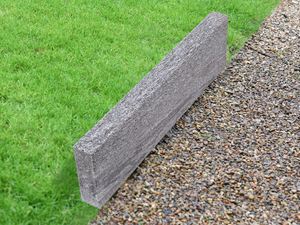 Gazonranden Gneiss Urban Grey Line met gras en grind