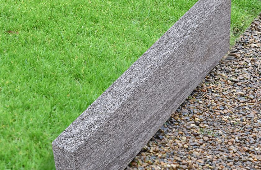 Gazonranden Gneiss Urban Grey Line met gras en grind_cutout_banner