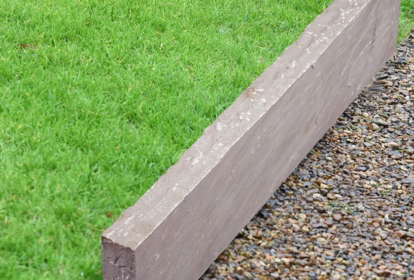 Gazonrand zandsteen Kandla Grey met gazon en grind_uitsnede_banner
