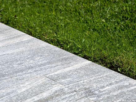 Granieten platen Urban Grey Line naast gazon