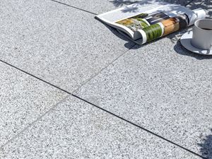 Granieten terrasplaat Silver Classico met tijdschrift en koffiekopje
