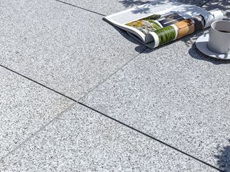 Granieten terrasplaat Silver Classico met tijdschrift en koffiekopje