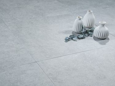 Steen_look_platen_basalt_ice_met_vaas_decoratie_en_plant