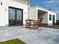 Een goede combinatie: modern gebouw en grijs marmer Terras met natuurstenen platen Afyon Grijs marmer