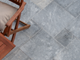 Terras met Afyon grijs marmeren platen en houten balken van bovenaf