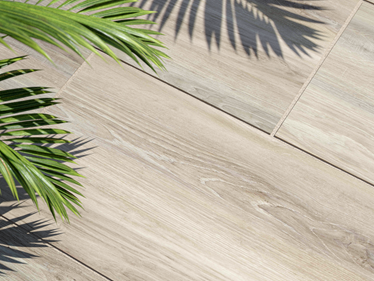 Bovenaanzicht: Amber eiken terrasplaat met houtlook en palmboomdecoratie