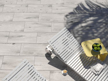 Bovenaanzicht: Grijs eiken terras in houtlook met ligstoelen