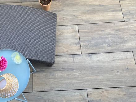 Houtlook keramische tegels terras Canada Lodge met ligstoel en tafel