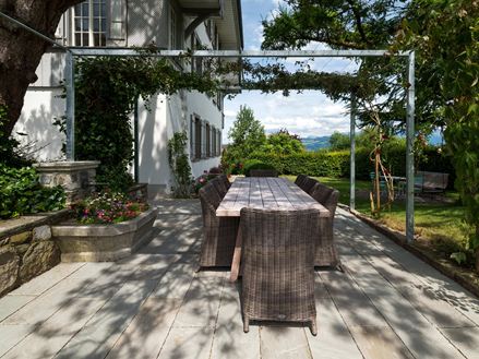 Zwitsers terras met Kandla-grijs zandsteen