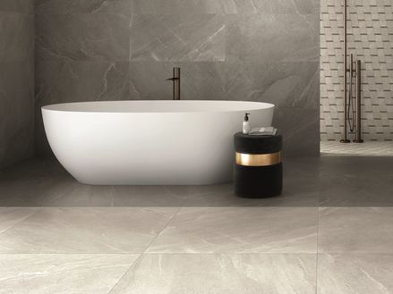 Badkamer met Canyon Pearl platen in lichtgrijs en beige