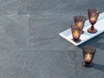 Porcellanato tegels in donkergrijze leisteenlook met wit plateau en vier decoratieve glaselementen