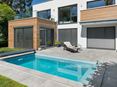 Alpine Grijs terras met zwembad en modern huis