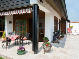 Huis met travertin terras