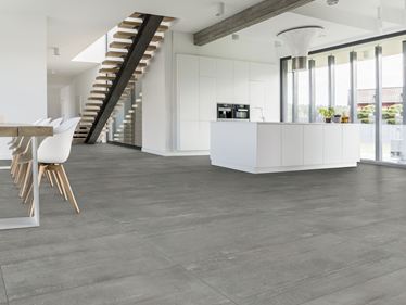 Moderne eetkamer, trap en tafel met Concrete Smoke betonlook tegels in donkergrijs