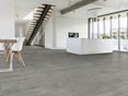 Moderne eetkamer, trap en tafel met Concrete Smoke betonlook tegels in donkergrijs