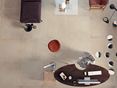 Zuiver zand: harmonieus, lichtgekleurd effect Woonkamer met betonlook tegels van Pure Sand