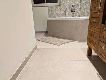 Urban_beige_badkamer_zicht_badkuip