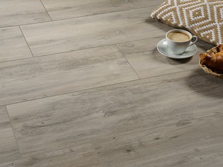 Hout_look_tegels_Canada_Lake_met_koffie_en_kussens