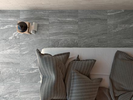 Woonkamer met Dolomit Silver tegels van bovenaf
