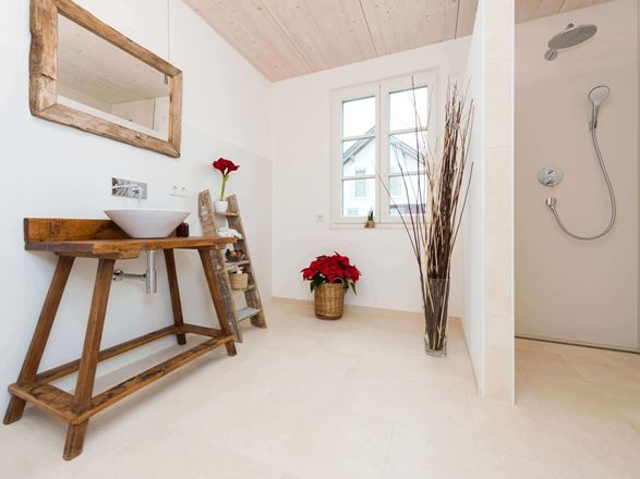Moderne badkamer met Cleopatra Light kalkstenen tegels en houten meubels