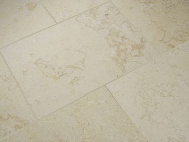 Kalksteentegels Royal Beige van diagonaal boven