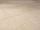 Close-up van lichtbeige tegels met kalksteenlook en zeer smalle voegen