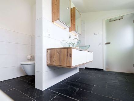 Badkamer met zwarte rustieke leisteen
