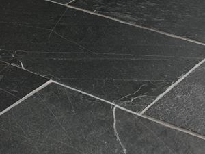Close-up van gelegde natuurleisteen in antraciet met witte voeg