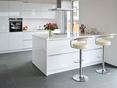 Tegels van grijze tegels in een moderne keuken met witte meubels
