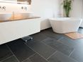 Antislip oppervlak: perfect voor de badkamer Badkuip op leisteen Mustang tegels