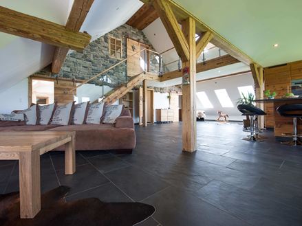 Open woonkamer met Mustang leisteen tegels