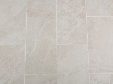 Keramische tegels in Alpine Beige leisteenlook, groter oppervlak