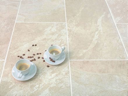 Tegels in alpine beige met koffiekopjes en koffiebonen