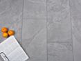 Alpine Grey tegels met leisteeneffect en oranje decoratie