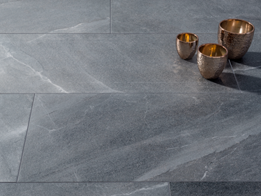 Donkergrijze tegels met leisteeneffect Canyon Slate met vazen