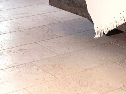 Lichtbeige travertin tegels leggen Licht met wit plafond