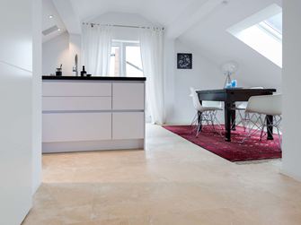 Keuken met travertin Medium Line en moderne meubels