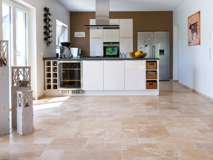 Medium travertin tegels in de keuken en woonkamer