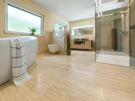 Natura tegels in de badkamer met douche
