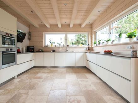Rustieke tegels in een moderne, witte keuken