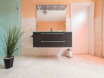 Badkamer met Vanilla Rustica travertin tegels