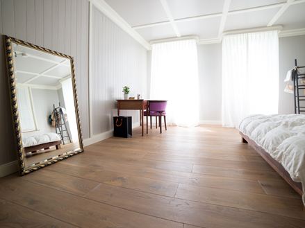 Een villa kamer met houten vloer