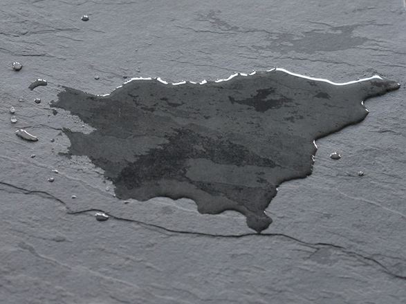 Donkere leistenen tegel met plas water