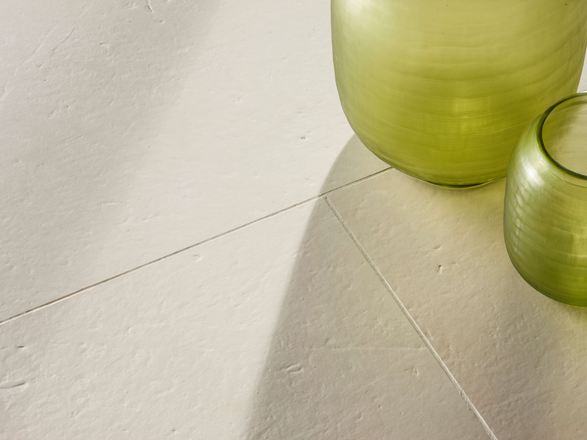 Miros tegels geborsteld met twee groene decoratieve vazen